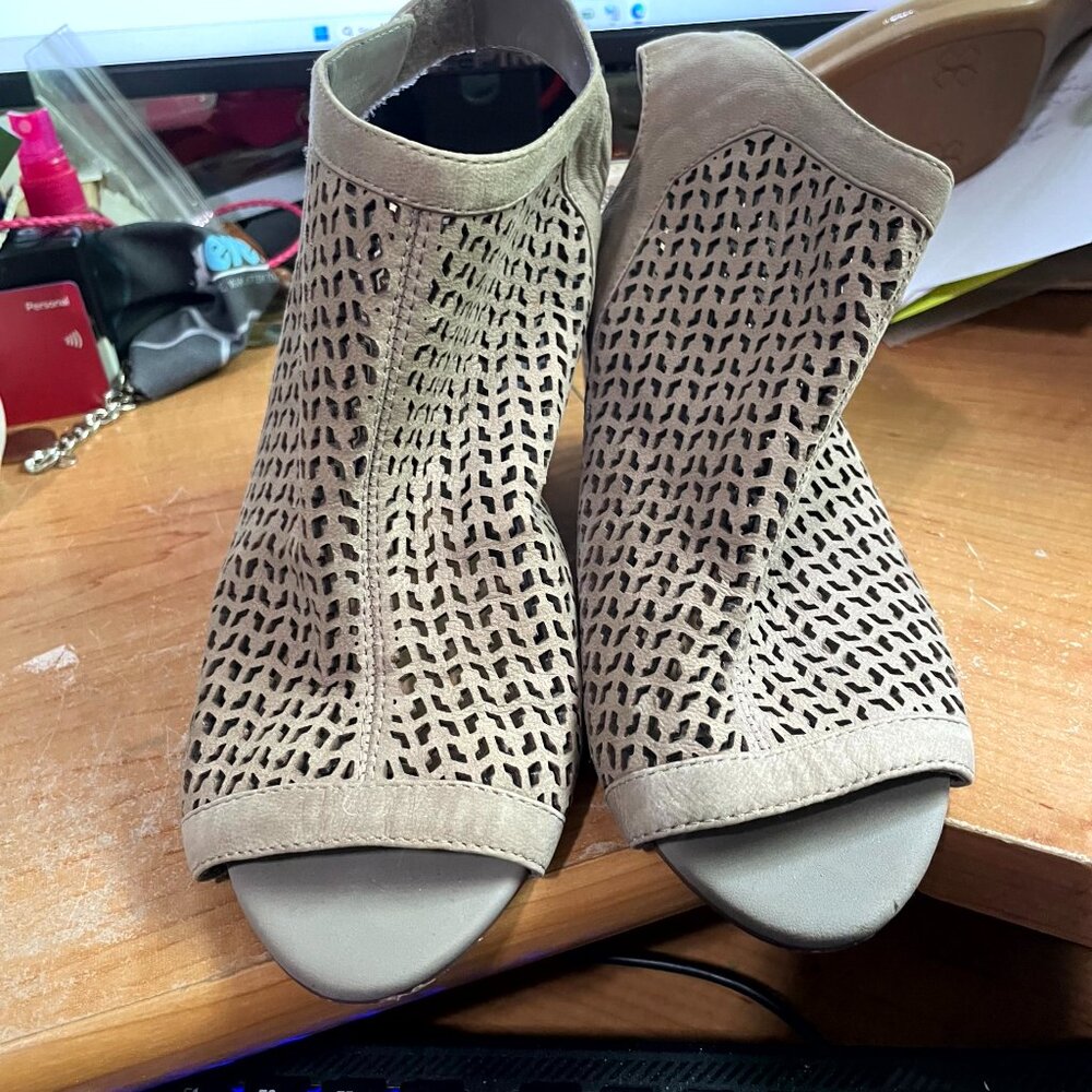 VINCE CAMUTO VC DASTANA PERFORATED LEATHER PEEP TOES SHOES SIZE 8 1/2 W LIKE NEW